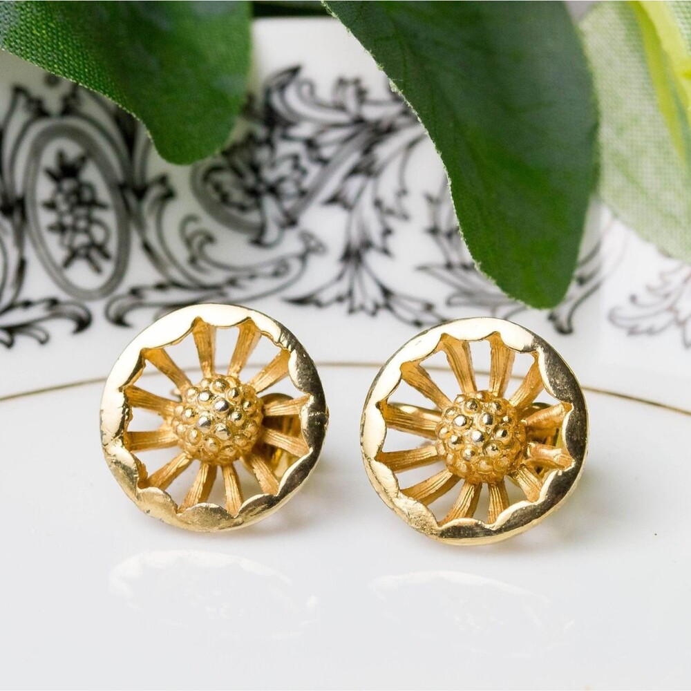 Vintage 1980s Gold Daisy Clip On Earrings Flower Textured Openwork Botanical